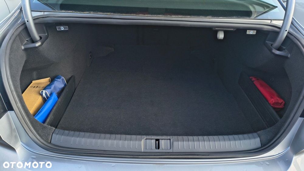 Volkswagen Passat - 13
