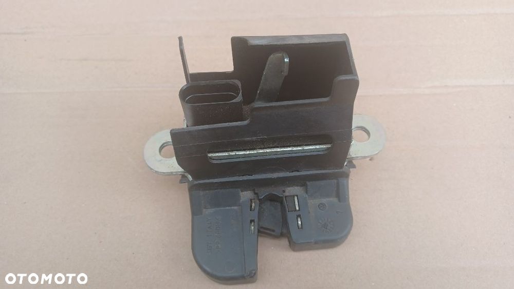 ZAMEK KLAPY BAGAŻNIKA PASSAT B6 B7 KOMBI - 1