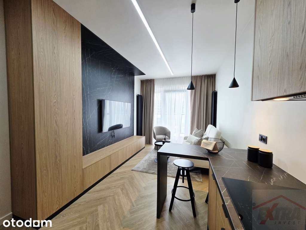 Apartament z balkonem z widokiem na rzekę.