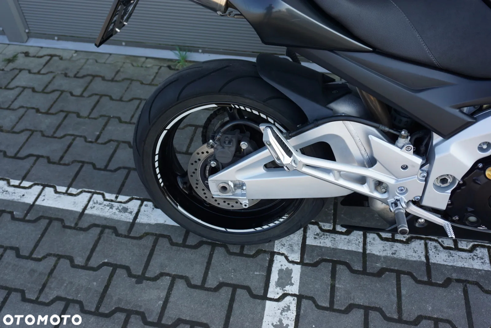 Suzuki GSR - 4