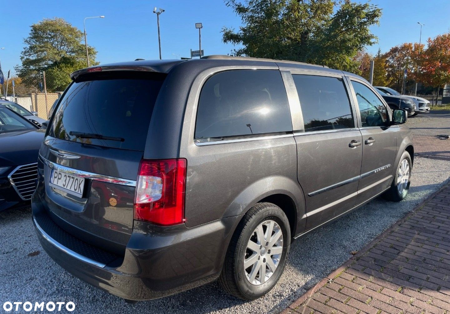 Chrysler Town & Country - 4