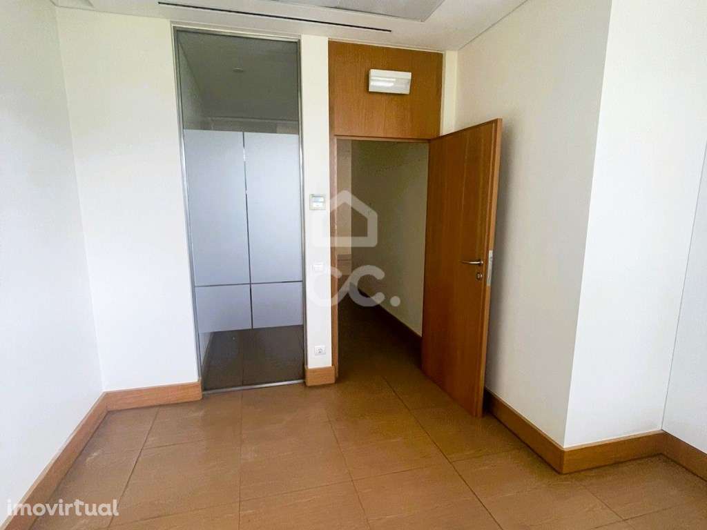 Loja Comercial no Centro de Delães - Oportunidade Única! - Grande imagem: 5/30