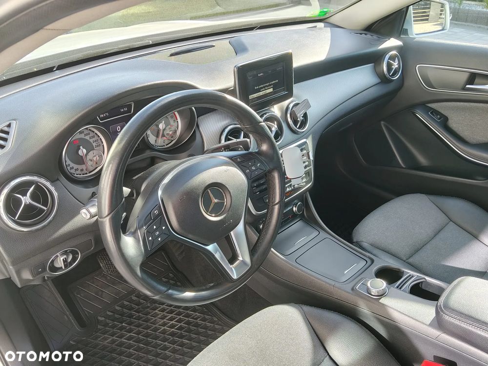 Mercedes-Benz GLA 200 7G-DCT - 24