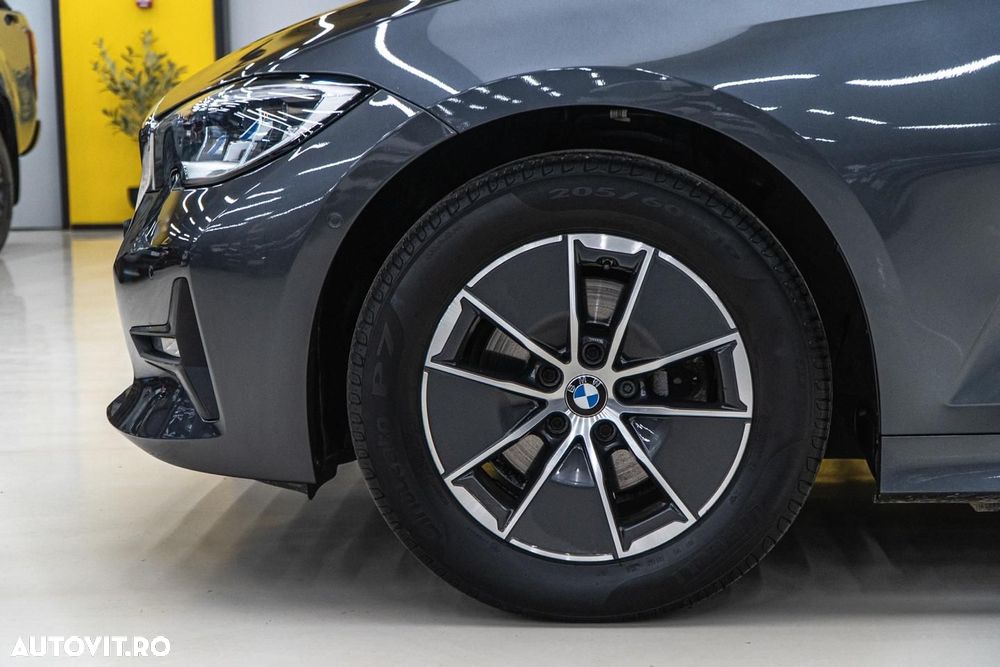 BMW Seria 3 320i Aut. Sport Line - 40