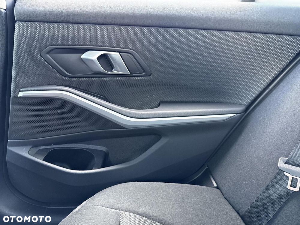 BMW Seria 3 320i - 30