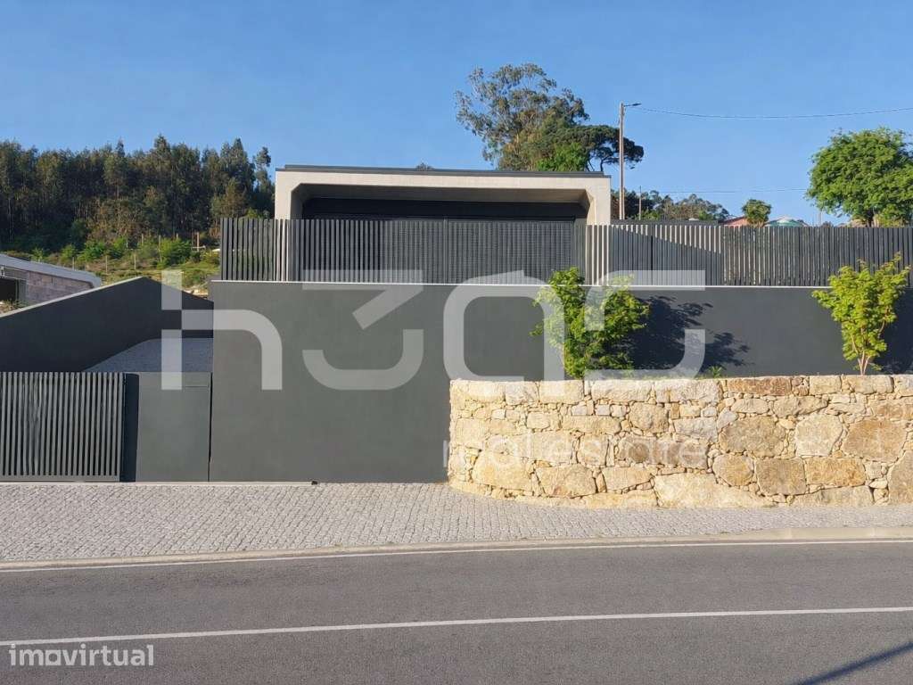 Moradia Térrea de Arquitetura Contemporânea com Piscina - Grande imagem: 2/33