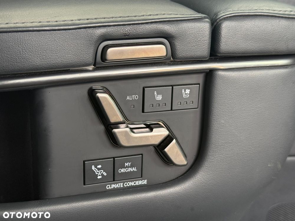 Lexus LM 350h Prestige - 38