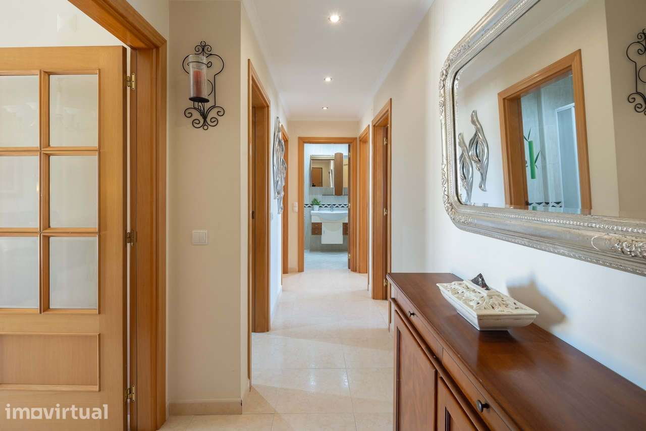 Apartamento T3, convertido em T2 com terraço! - Grande imagem: 3/25
