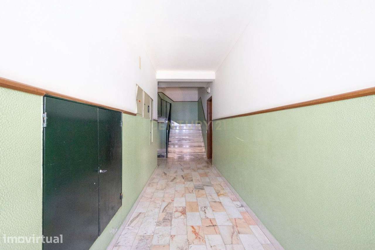 Apartamento T2 - C/ garagem e arrumo - Grande imagem: 4/38