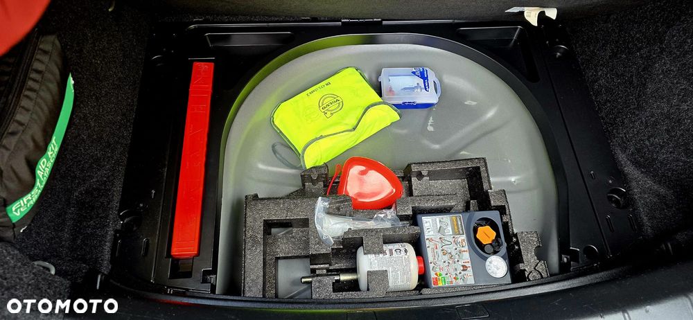 Volvo V40 D4 Drive-E R-Design Summum - 12