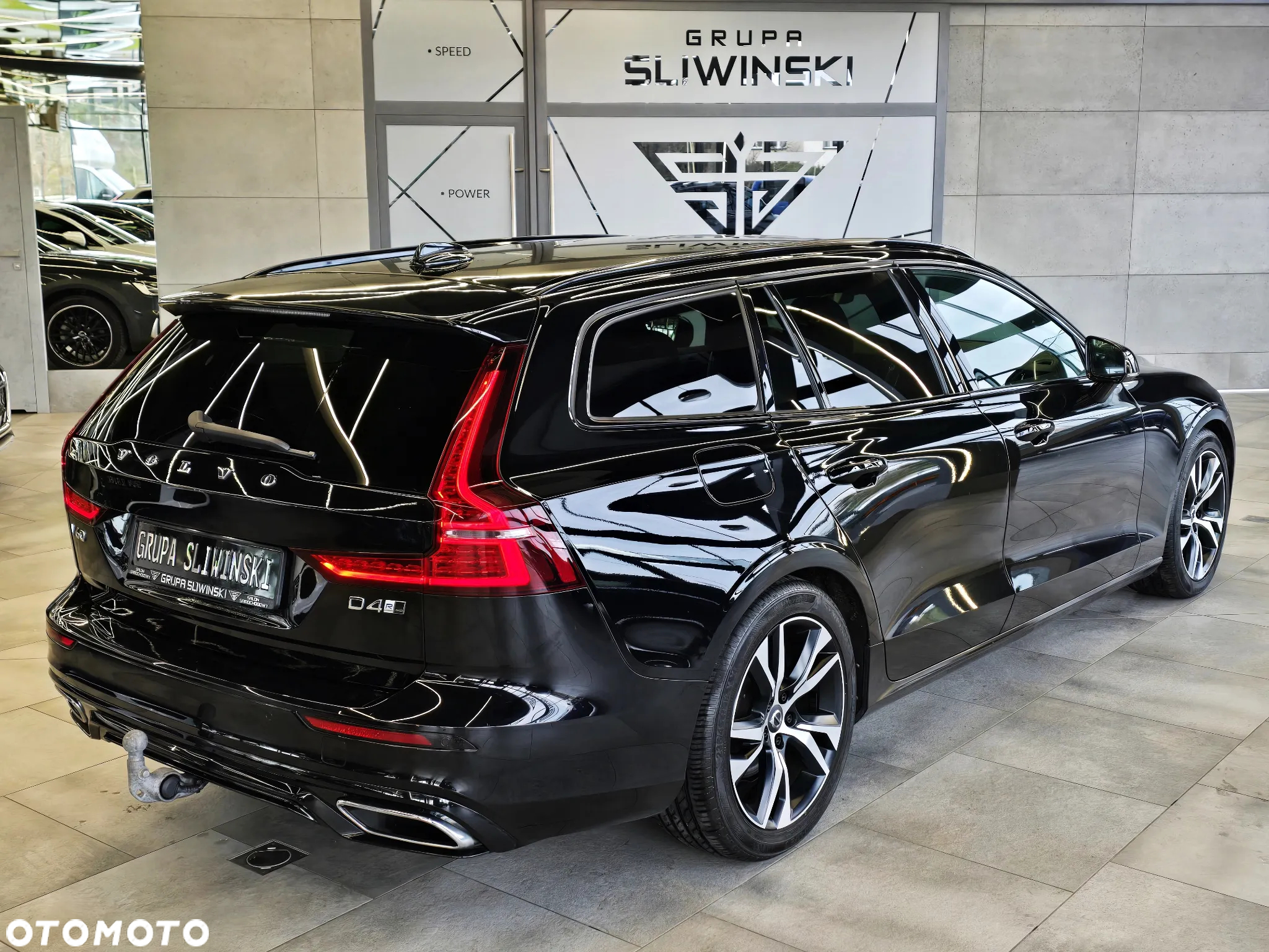 Volvo V60 D4 AWD Geartronic R-Design - 8