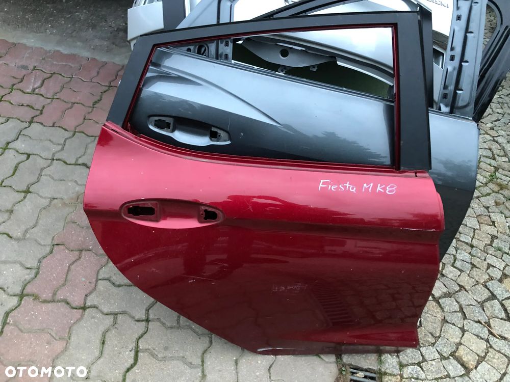 Ford Fiesta MK8 drzwi prawe tył