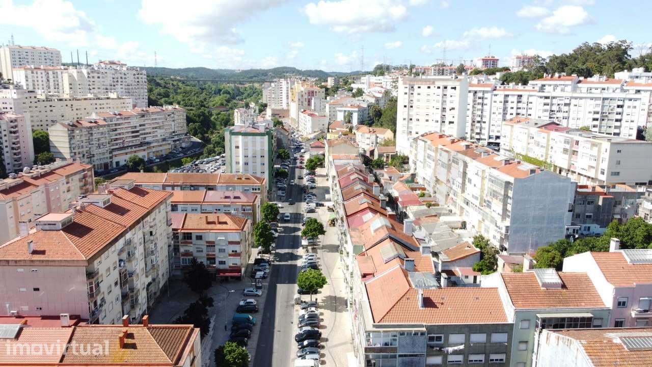VENDE-SE T2 com Terraço e Sotão de USO EXCLUSIVO junto à Estação de Qu - Grande imagem: 4/43
