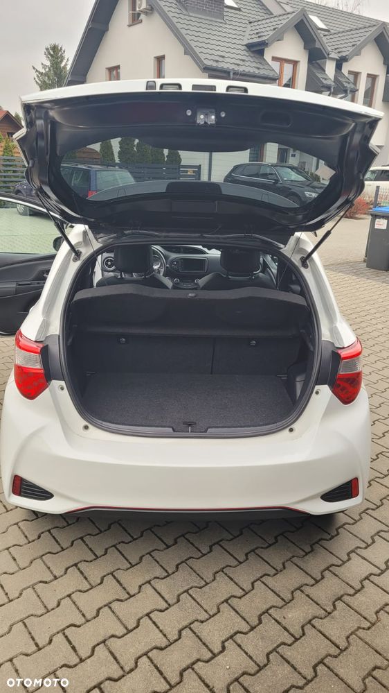 Toyota Yaris Hybrid 100 Business Edition - 19