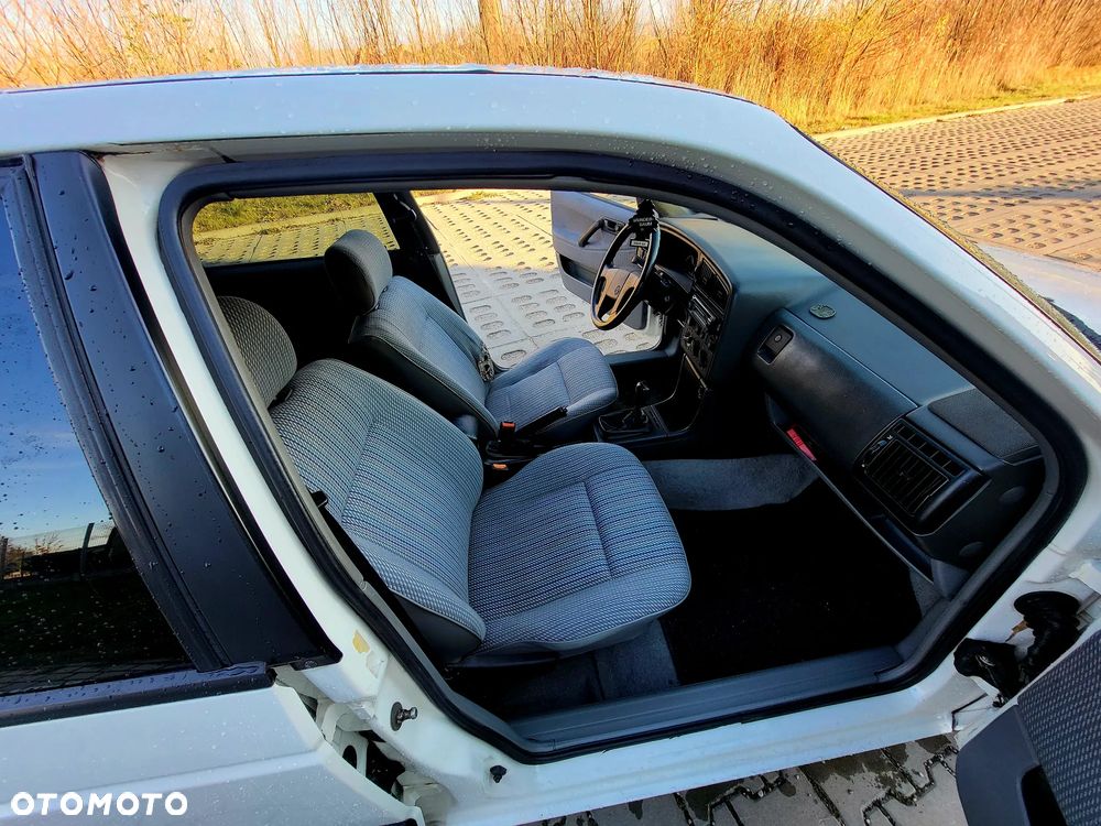 Volkswagen Passat 1.8 CL - 13