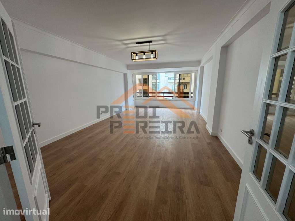 Situado nas Laranjeiras, São Domingos de Benfica, T3 remodelado com... - Grande imagem: 2/37