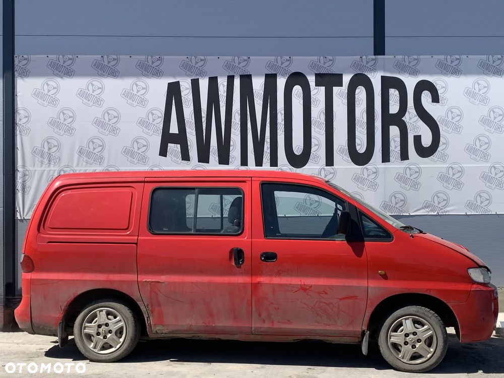 HYUNDAI H-1 2004 *SAMOCHÓD NA CZĘŚCI* 4923  HIPHOP RED MASKA, LAMPA, DRZWI, LUSTERKO, ZDERZAK, GRILL, BŁOTNIK, KLAPA, BELKA, DESKA, FOTELE, KANAPA, ĆWIARTKA KIEROWNICA, TARCZE, ZACISKI, ZAWIESZENIE, KOMPLETNY PRZÓD, KOMPLETNY TYŁ, LICZNIK, ZEGARY, PRAWE LEWE PRZÓD TYŁ - 3