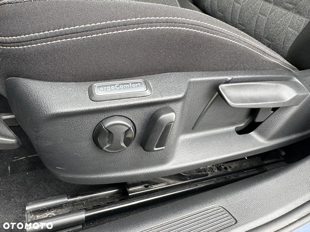 Volkswagen Passat Variant 2.0 TDI SCR DSG R-Line - 13