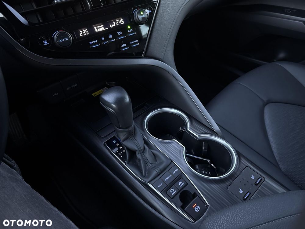 Toyota Camry 2.5 Hybrid Executive CVT - 27