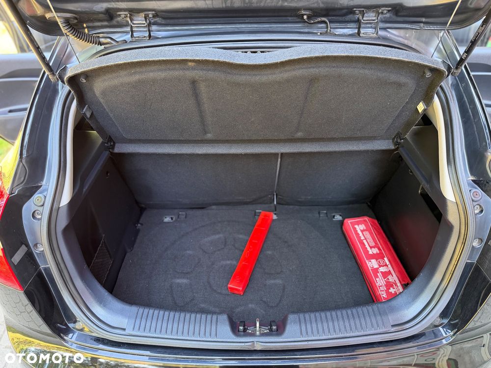 Kia Rio 1.2 Fifa World Cup Edition - 36