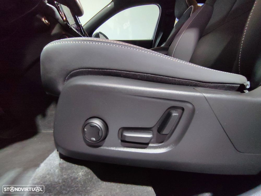 Volvo XC 40 1.5 T2 Plus Dark Auto - 25