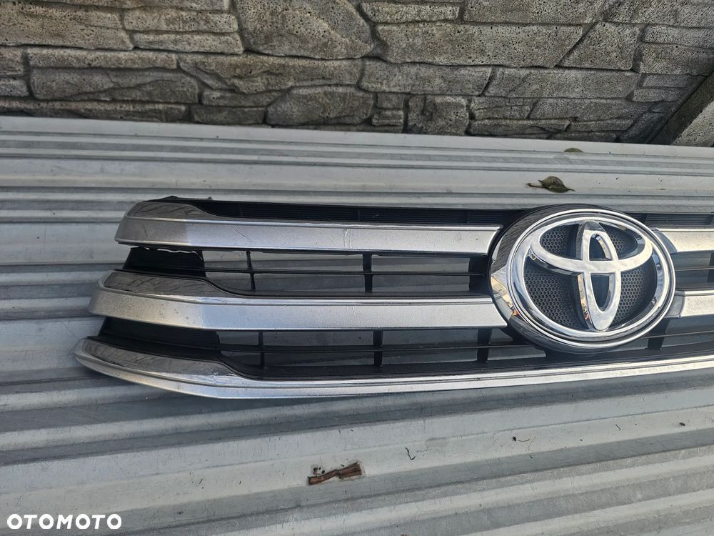 Toyota Hilux VIII 8 15-18r atrapa kratka grill w zderzak ORYGINAŁ - 2