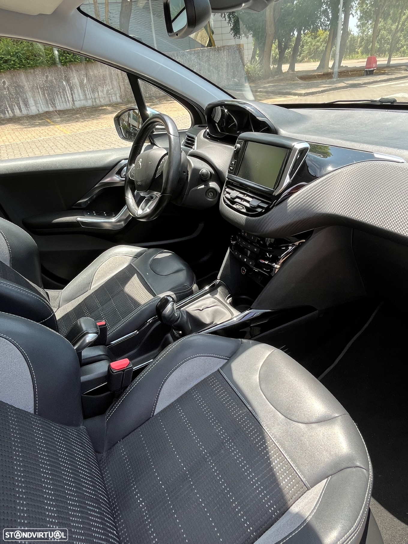 Peugeot 2008 1.2 PureTech Allure - 5