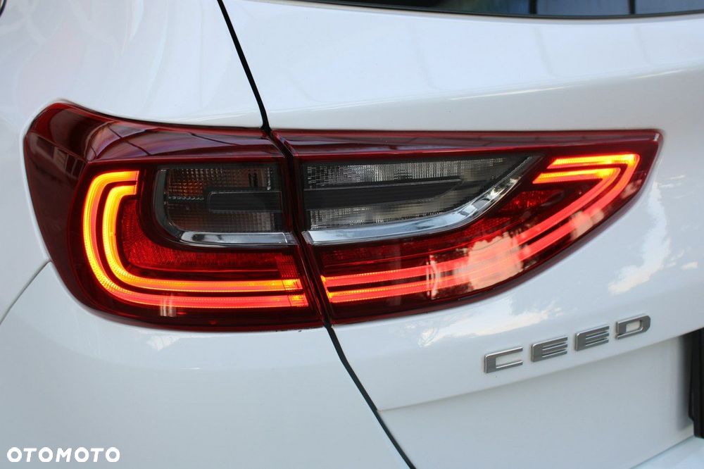 Kia Ceed - 36