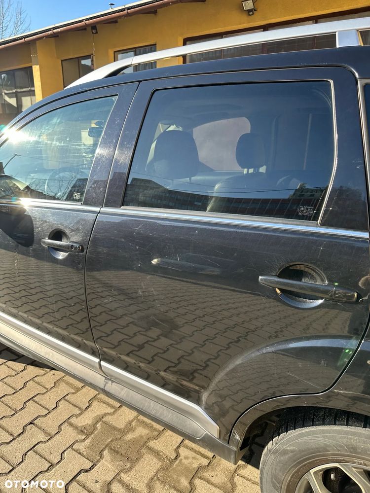 Mitsubishi Outlander - 2