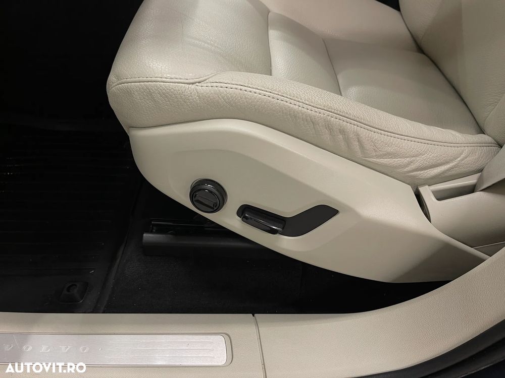Volvo XC 60 B4 MHEV AT8 AWD Momentum - 21