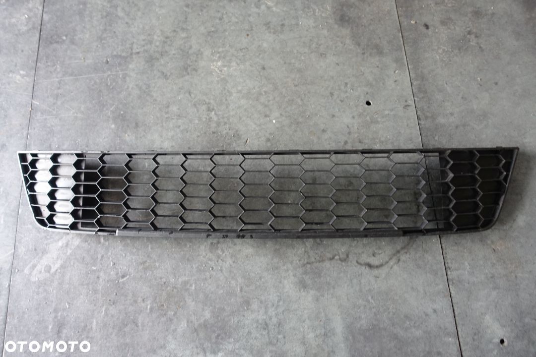 KRATKA ŚRODKOWA ZDERZAKA OCTAVIA III RS - 1