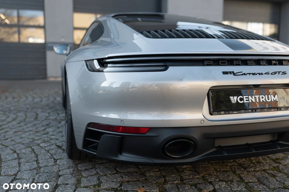 Porsche 911 Carrera GTS - 12