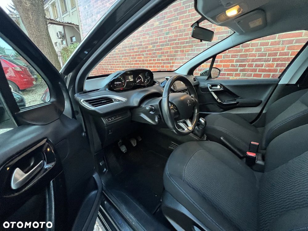 Peugeot 208 - 8