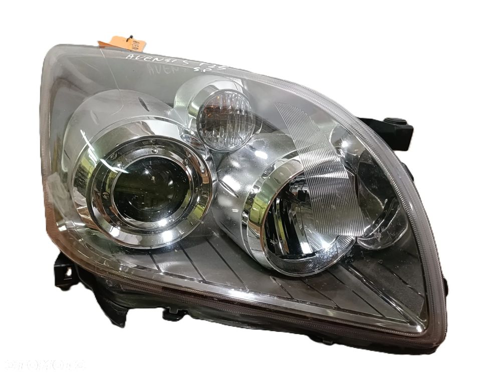 TOYOTA AVENSIS II T25 03-09 LIFT 2007 r. LAMPA PRAWY PRZÓD PP EU - 1