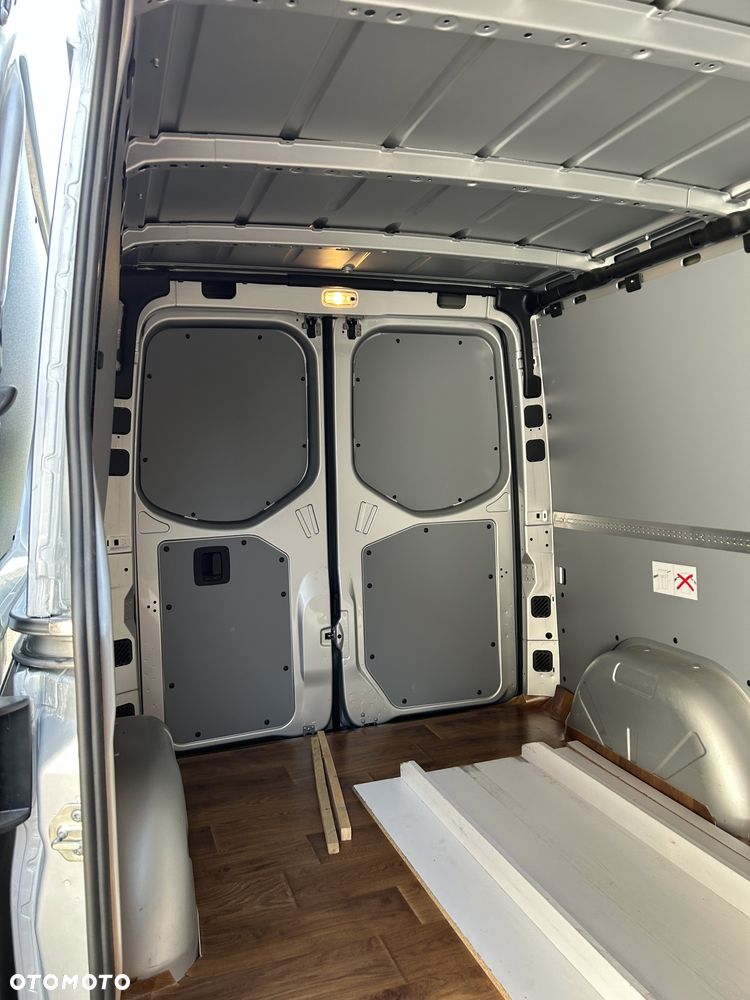 Mercedes-Benz Sprinter - 10