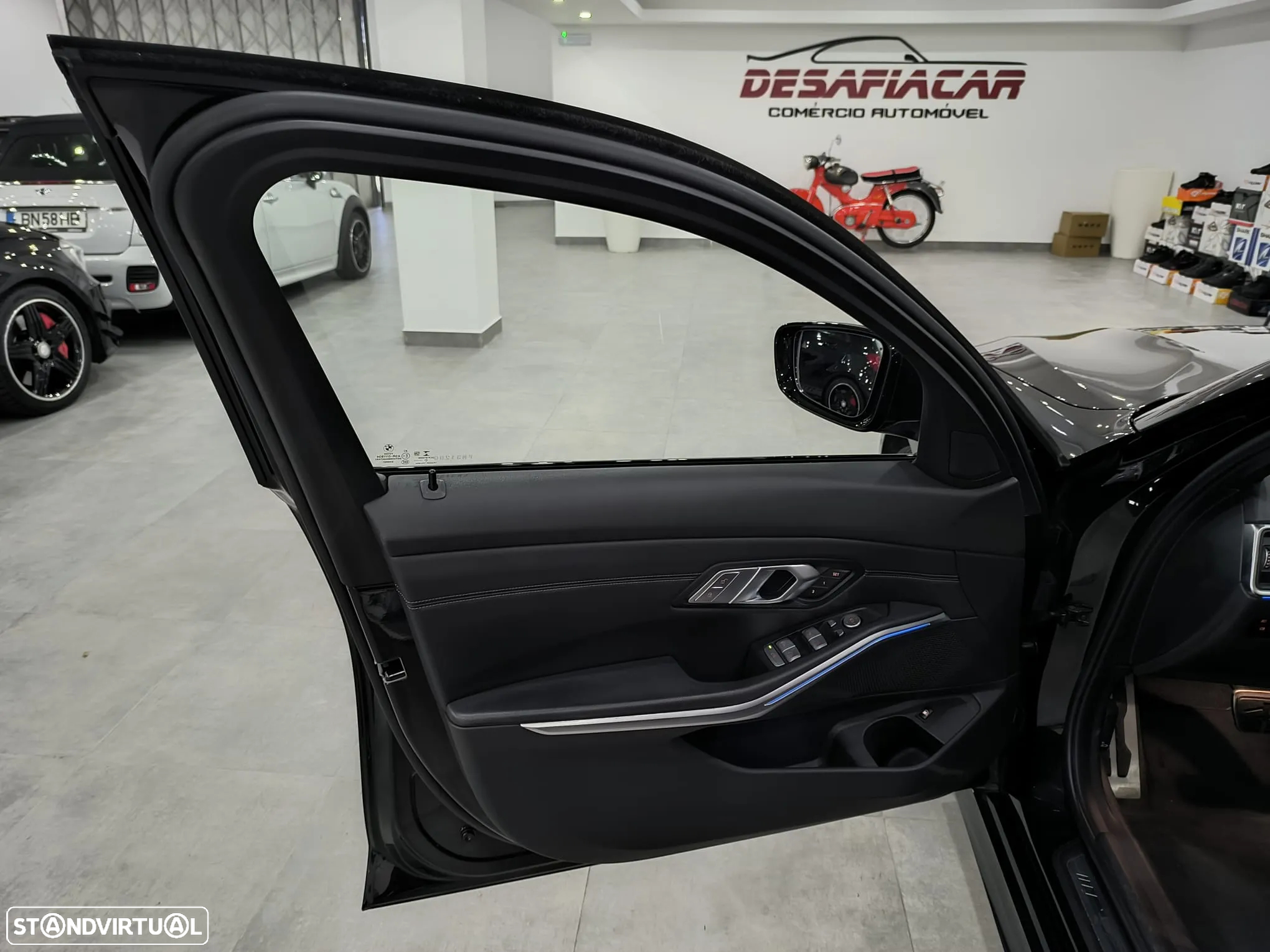 BMW 330 e Pack Desportivo M Auto - 25