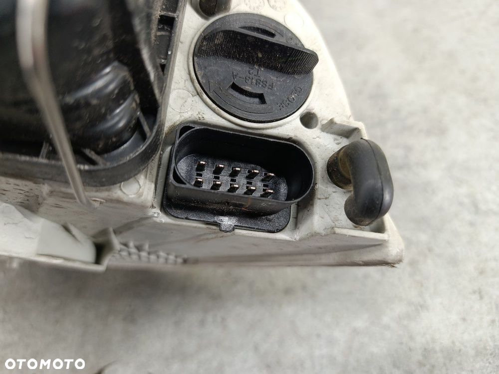LAMPA PRZÓD PRAWA XENON SKODA OCTAVIA II 20-C335R  20-A669R TYC - 7