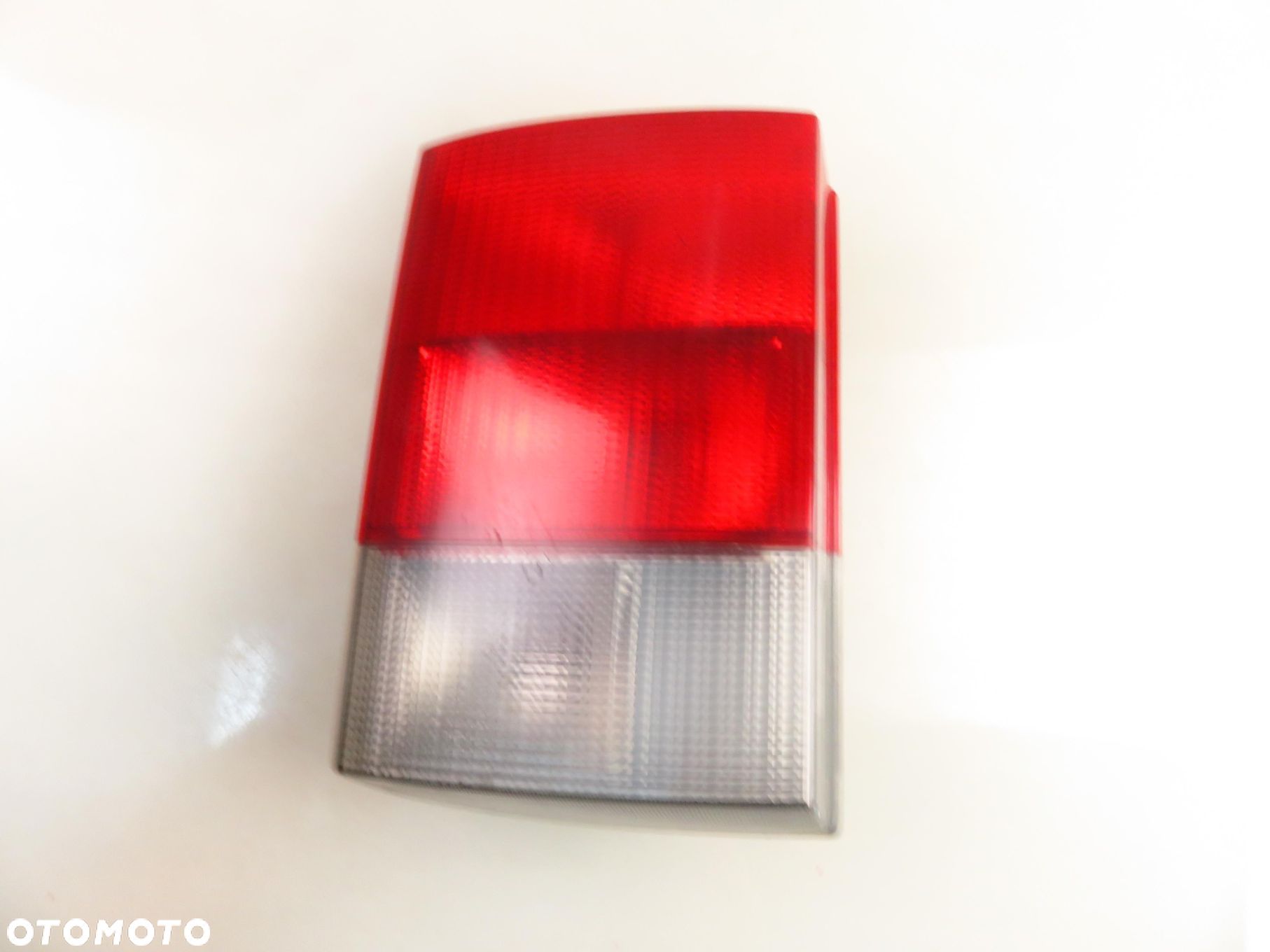 LAMPA LEWA TYLNA KLAPA AUDI 80 B4 8A0945093J - 1