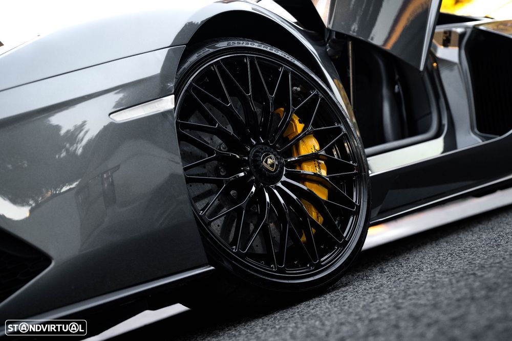 Lamborghini Aventador 6.5 V12 LP740-4 S - 16