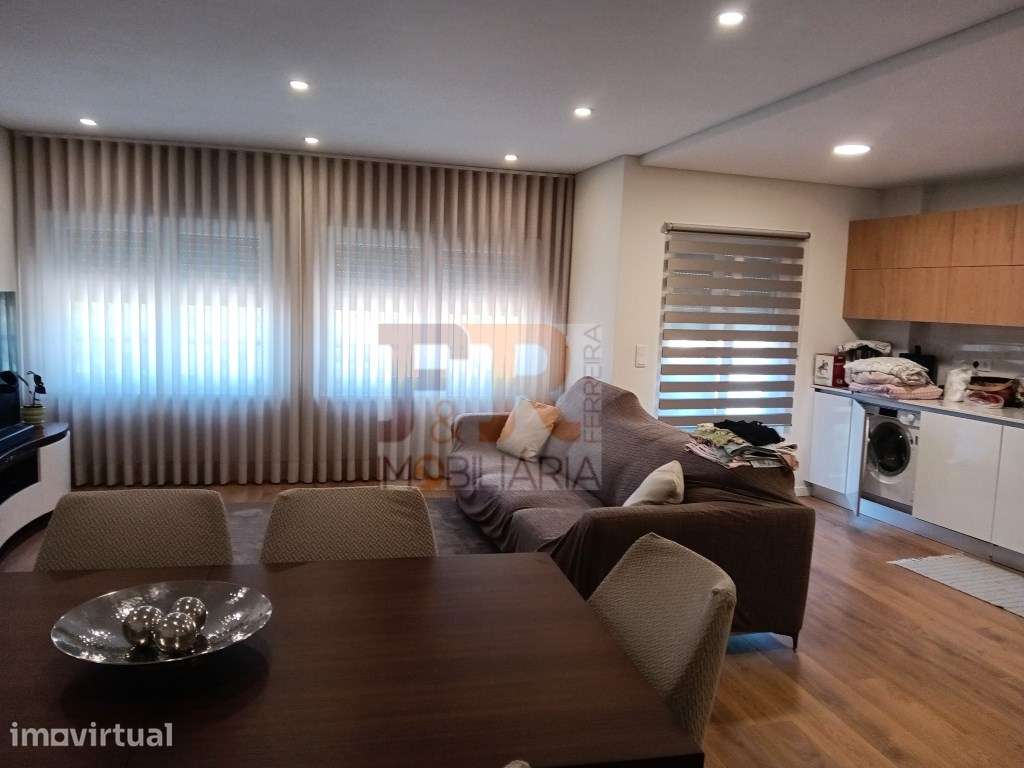 Excelente !!Apartamento T2 Semi- Novo com Varanda e Garagem - Grande imagem: 2/32