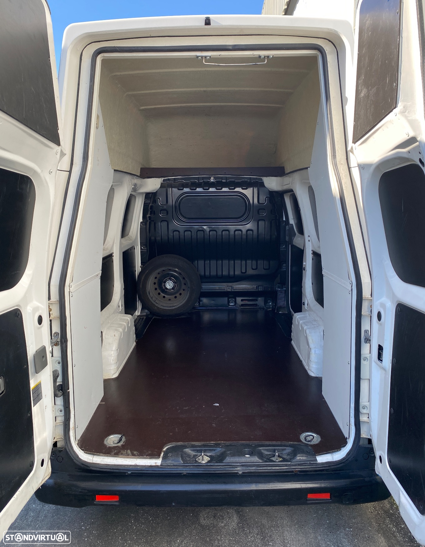 Nissan E-NV200 - 14