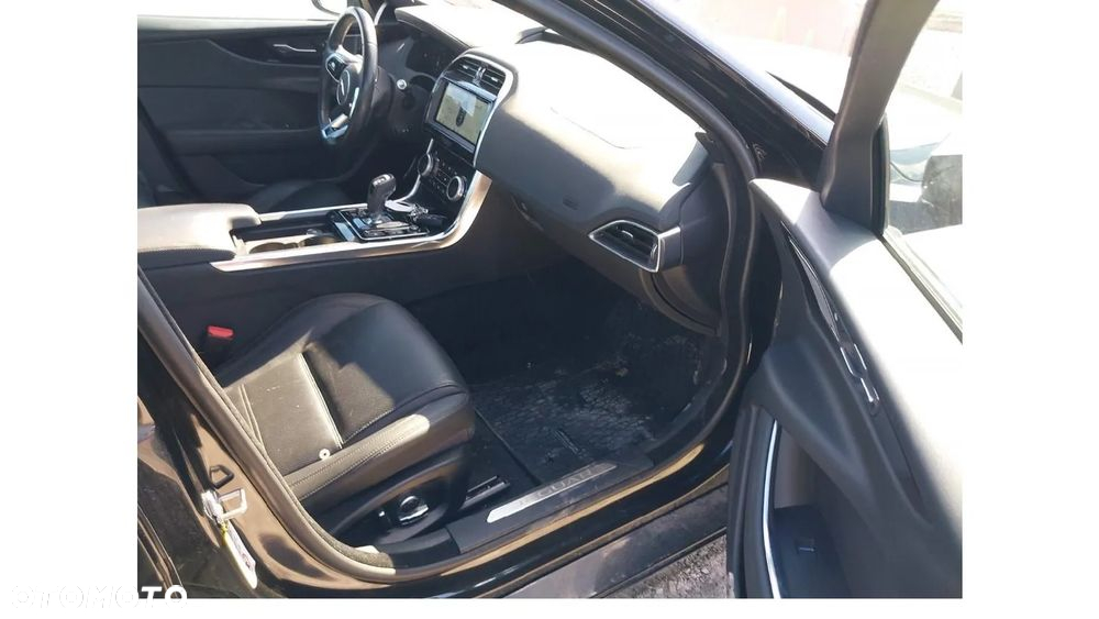 Jaguar XE 2.0 P250 SE - 34