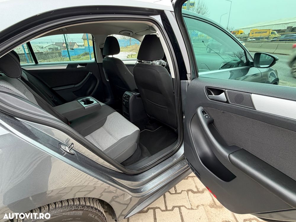 Volkswagen Jetta - 35