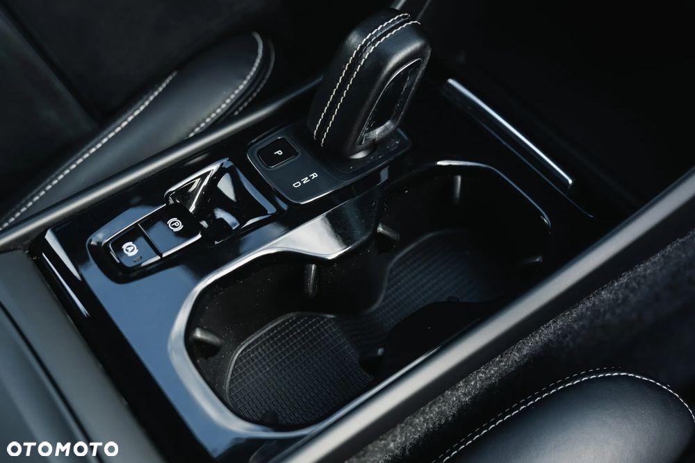 Volvo XC 40 T4 R-Design - 28