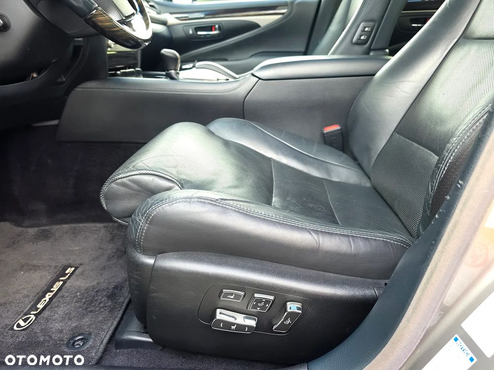Lexus LS 460 AWD - 25