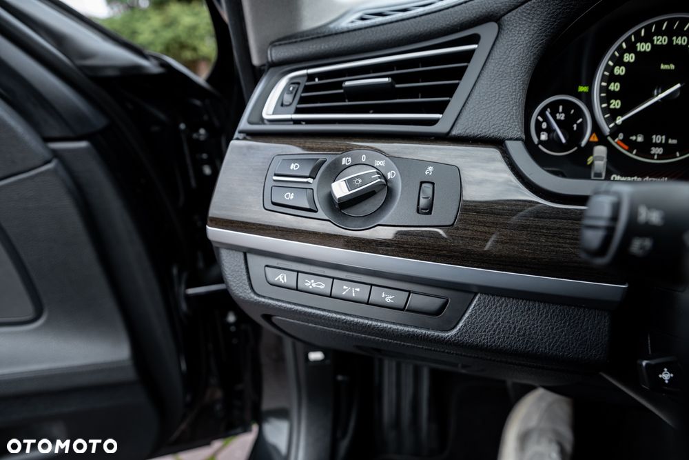 BMW Seria 7 750i xDrive - 25