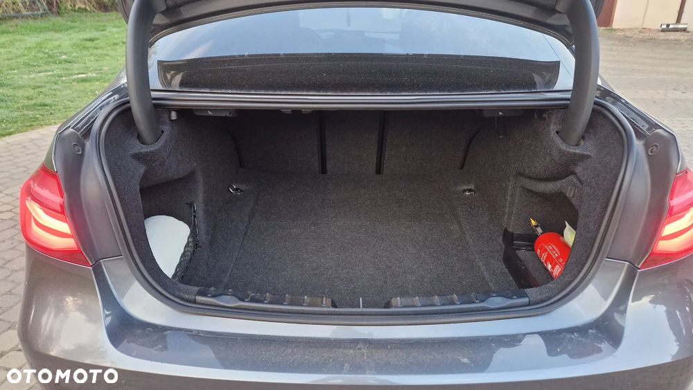 BMW Seria 3 318d M Sport Shadow - 11