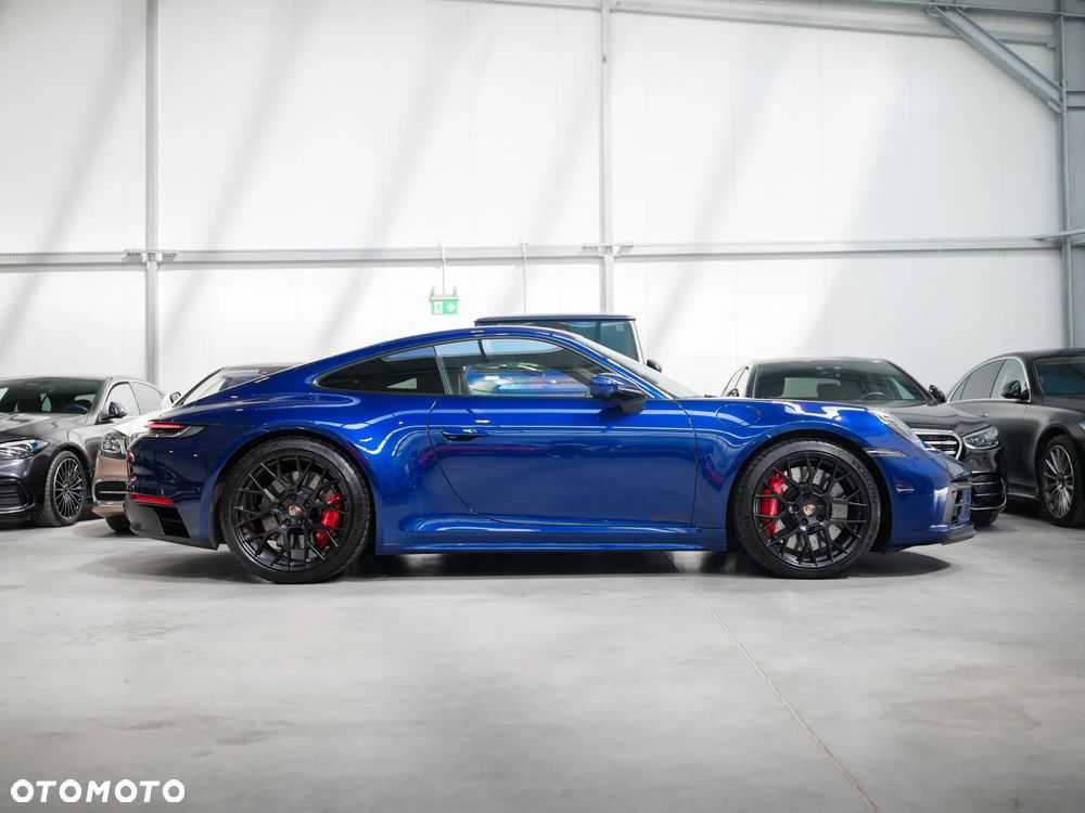 Porsche 911 Carrera 4 GTS - 11