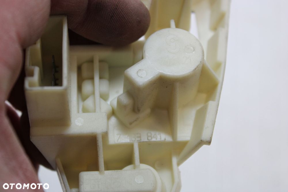 BMW E90 GNIAZDO ŻARÓWKI LAMPY TYLNEJ W KLAPIE LEWE 7183841 - 3