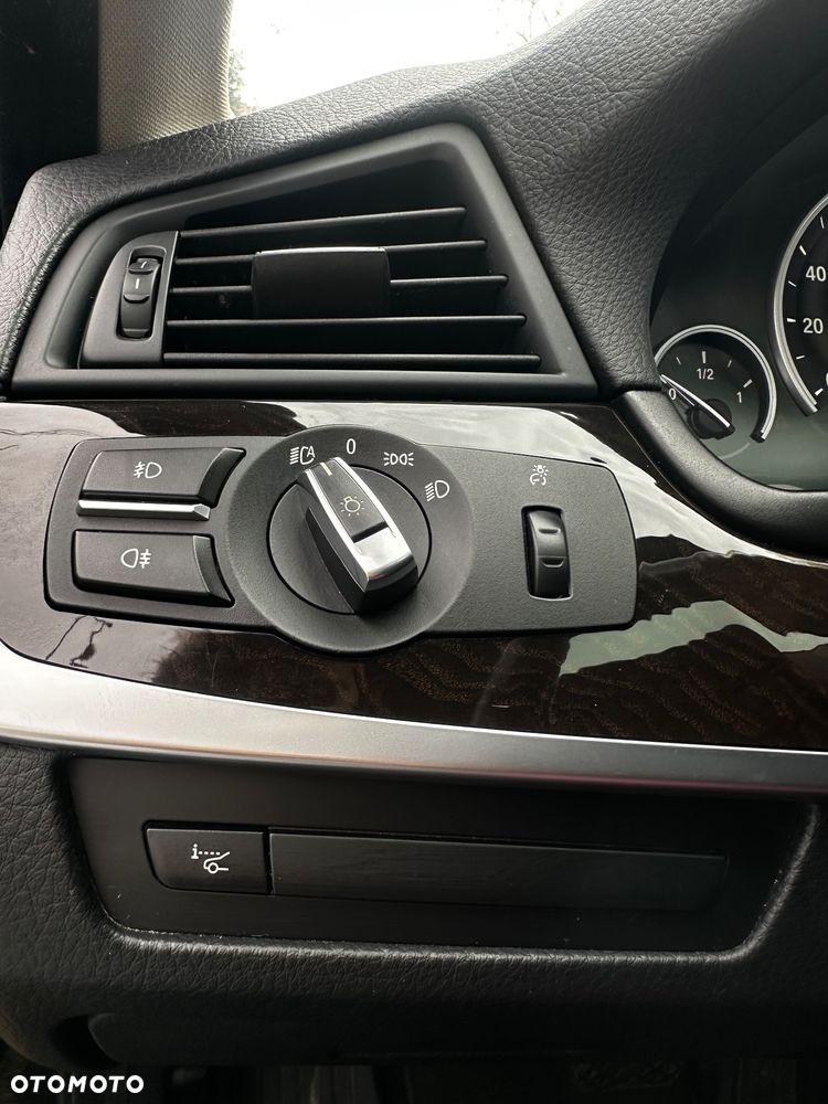 BMW Seria 5 528i xDrive - 15